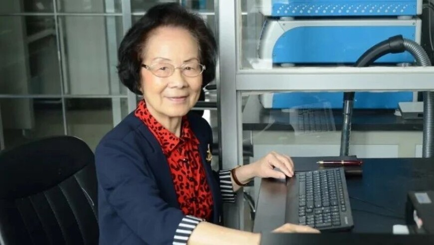 黄轩晒与女友牵手照,六和彩开码资料2025开奖码,经典解释落实_交互版V15.61